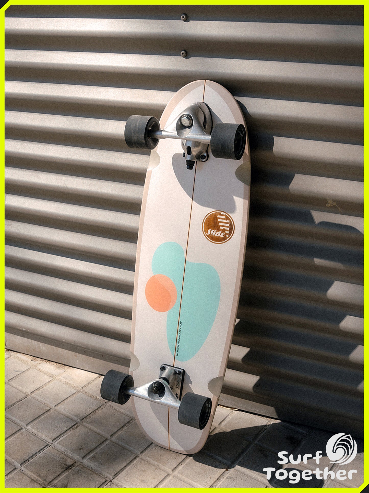 Estilo de Vida | Slide Evo-Lution Idyllic 34” SurfSkate | Detalle desde abajo apoyada