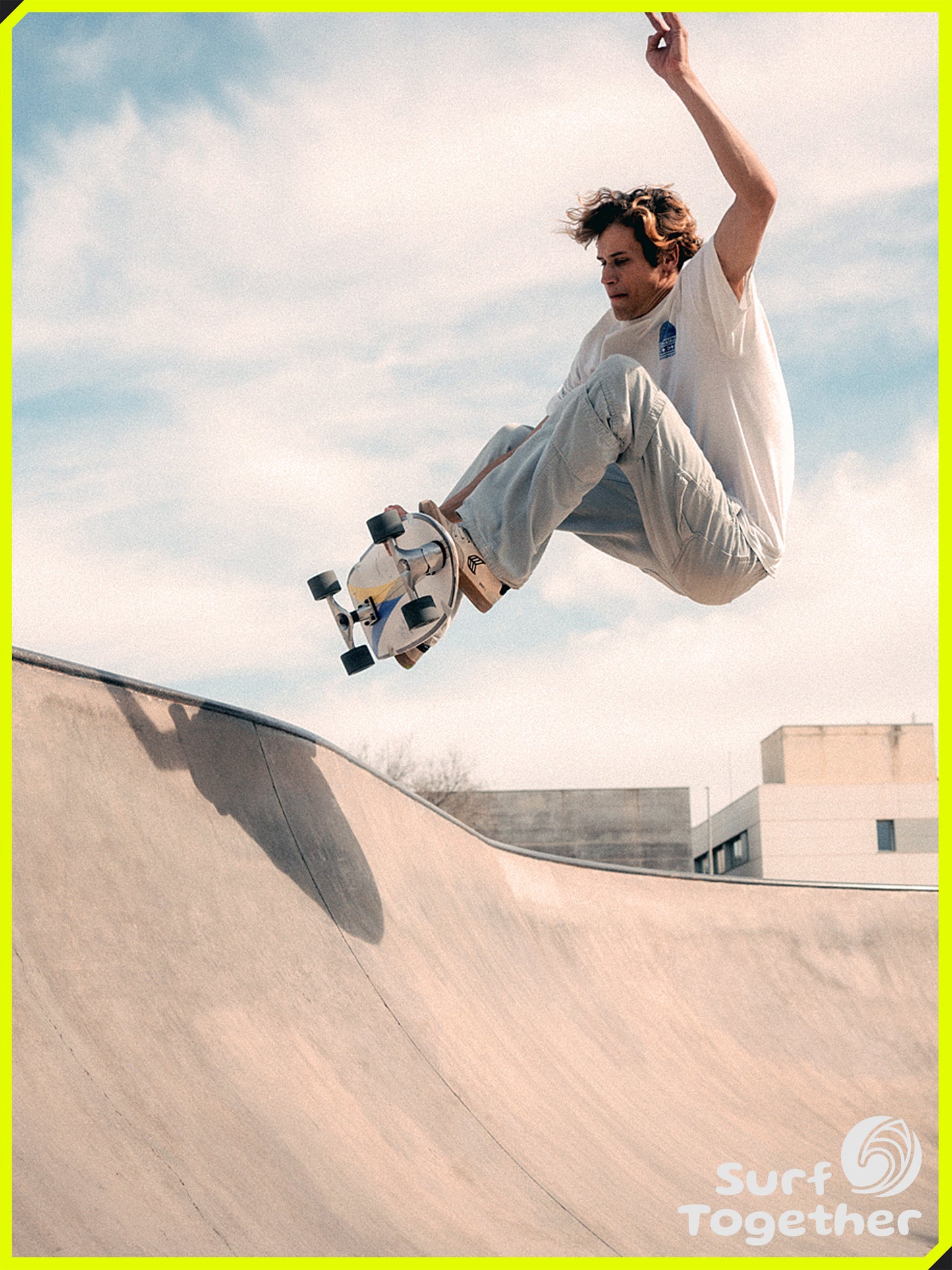 Estilo de Vida | Slide Surfdeck Chicala 32” SurfSkate | Chico sobre SurSkate en el Bowl