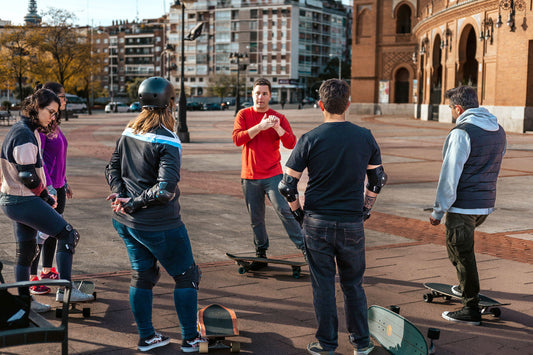 Instructor de Surf Together con alumnos en clase grupal nivel básico