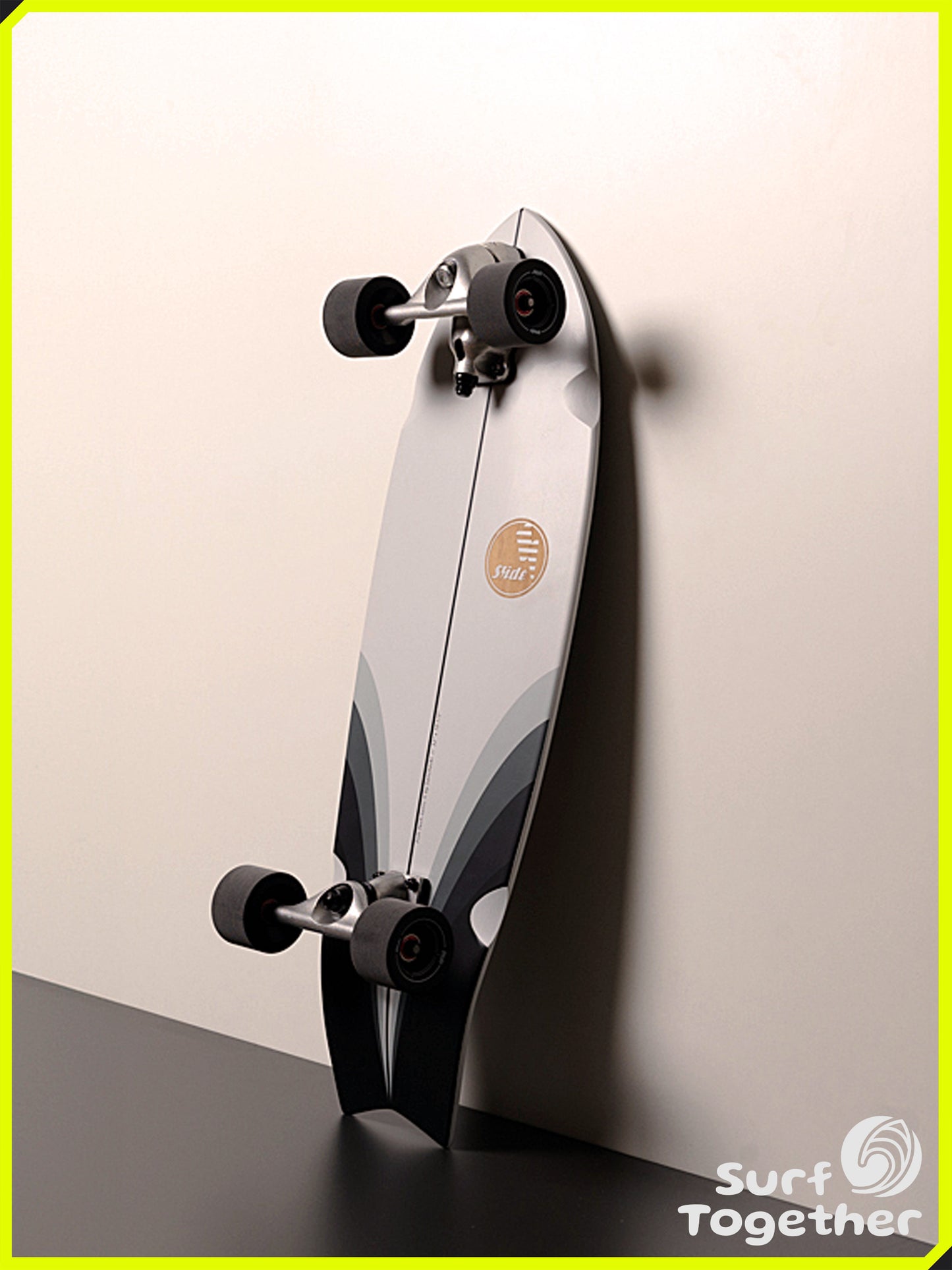 Vista desde Abajo apoyada | Slide | Fish Tech Tonic 32” SurfSkate