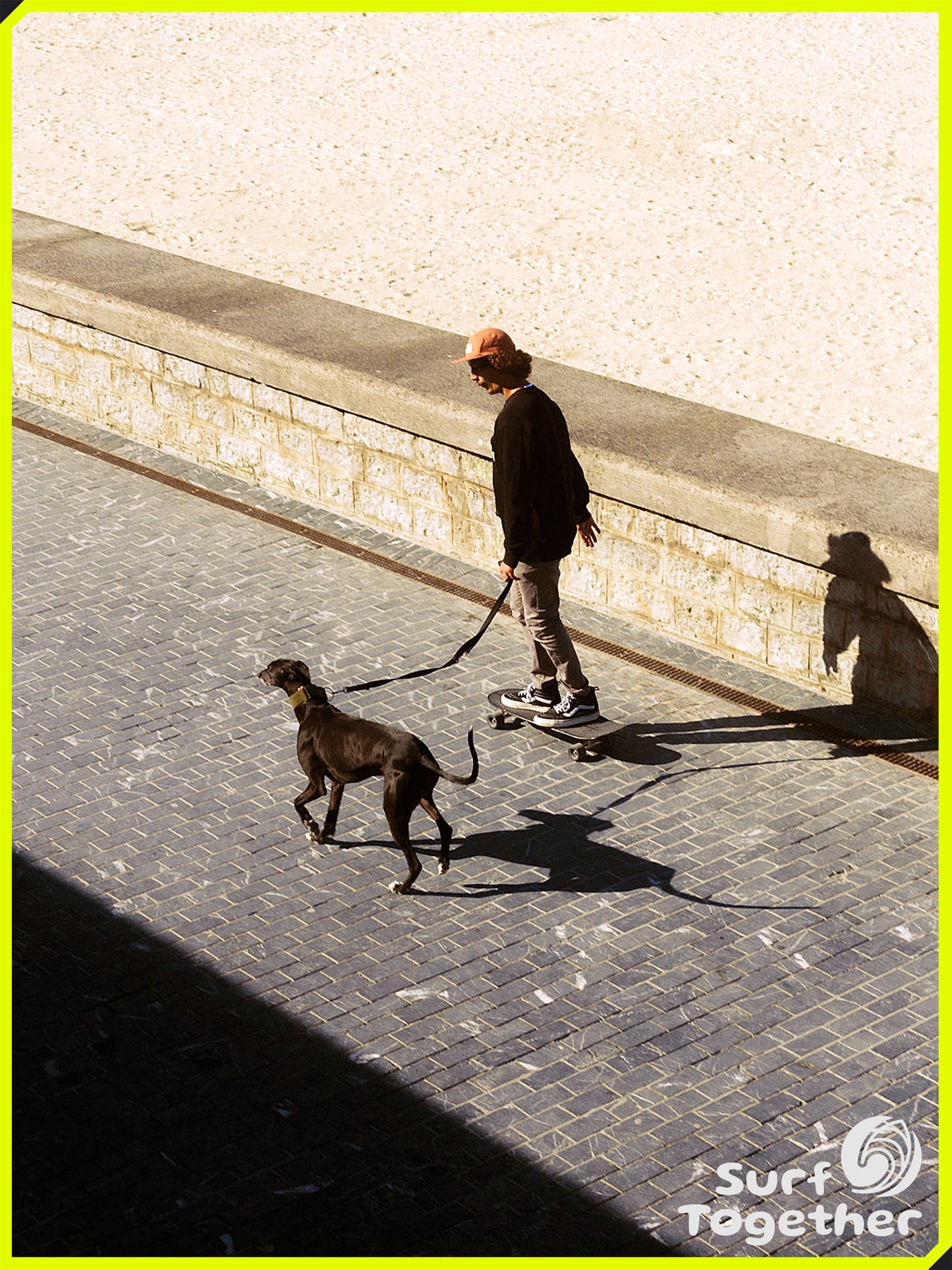 Estilo de Vida | Slide Gussie Onyx 31" SurfSkate | Chico sobre SurSkate paseando a un perro