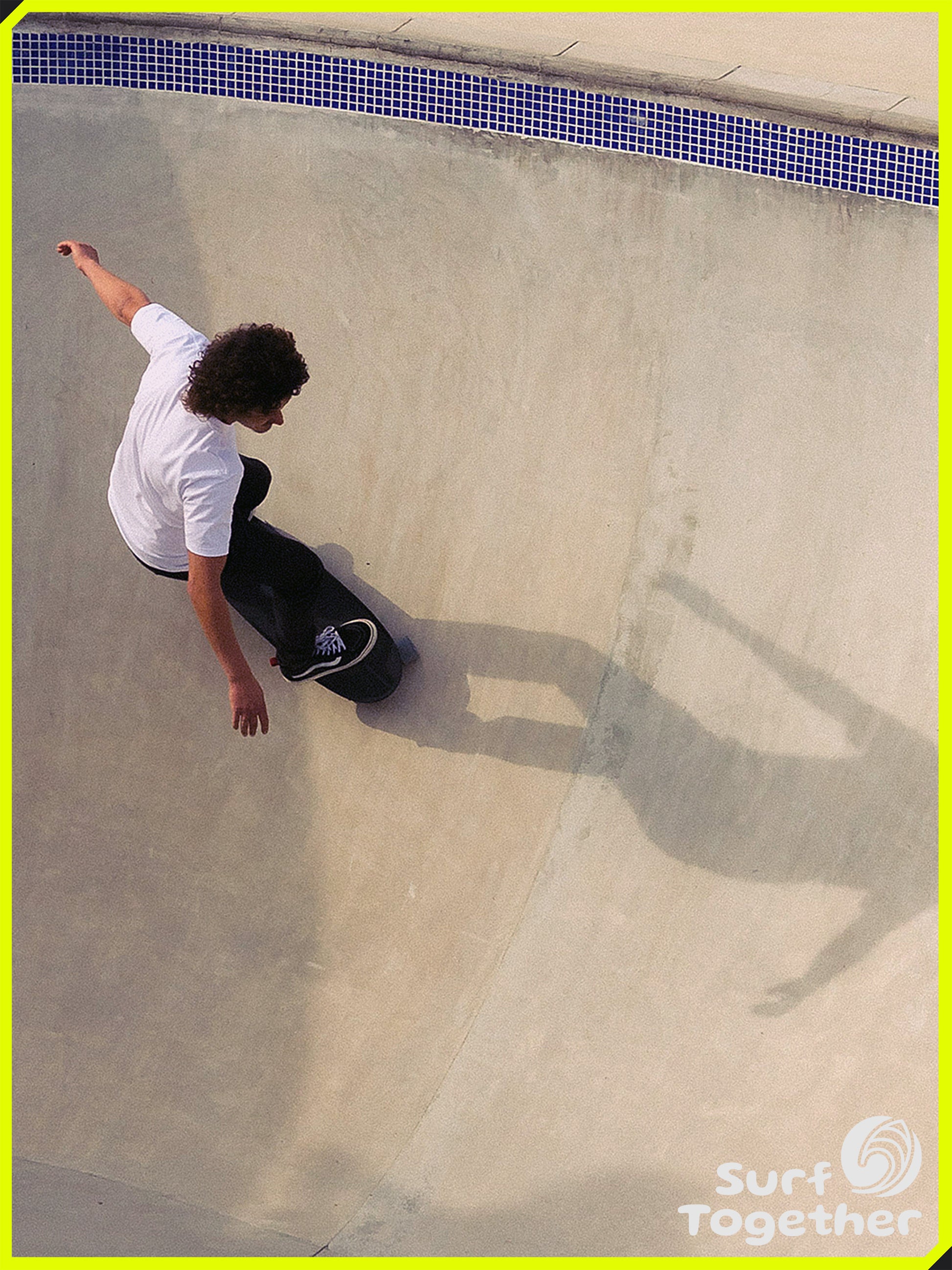 Estilo de Vida | Slide Gussie Onyx 31" SurfSkate | Chico sobre SurSkate en el Bowl