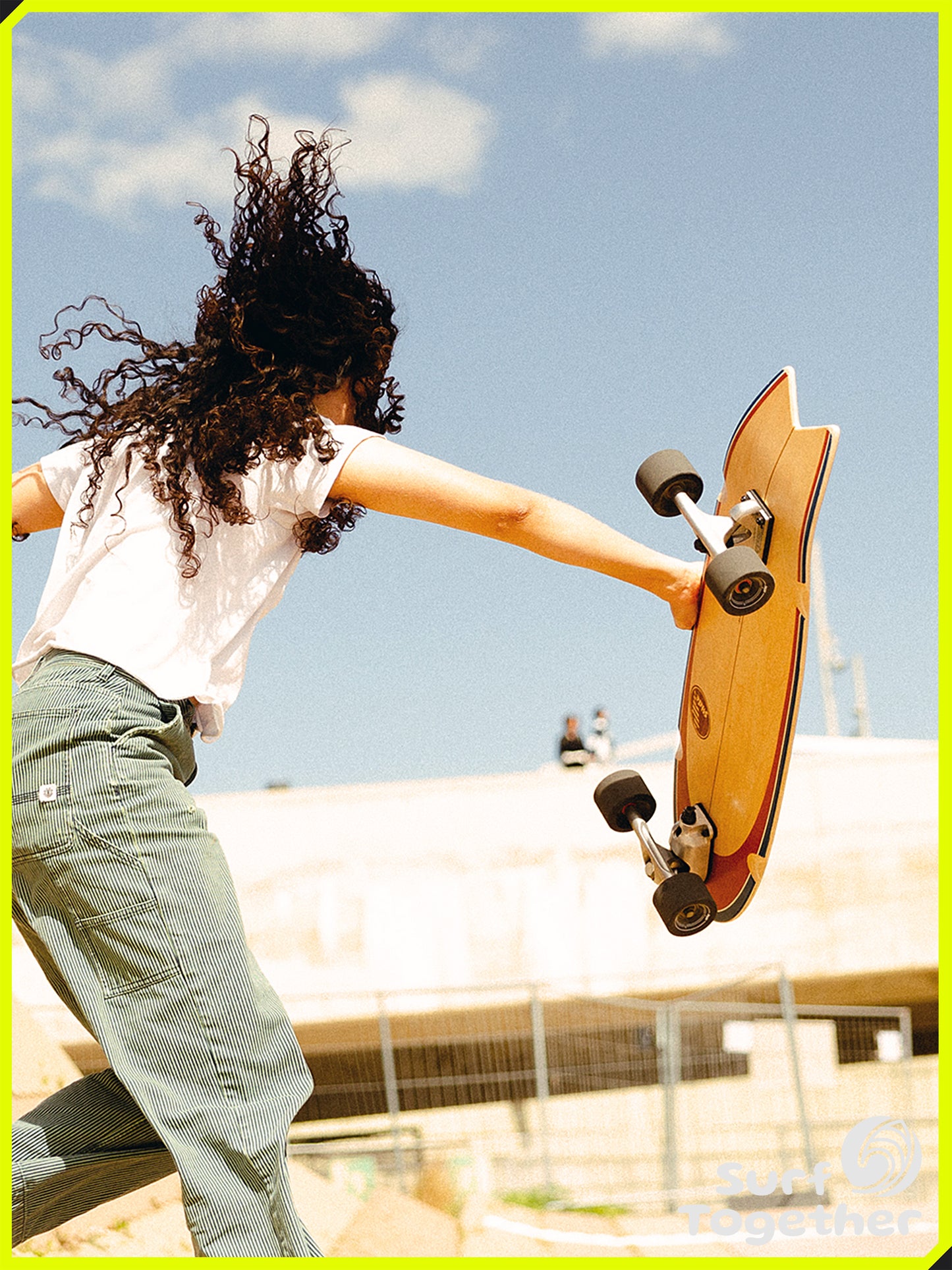 Estilo de Vida | Slide Swallow Kaolin 33” SurfSkate | Eneka Iglesias con el SurfSkate en la mano