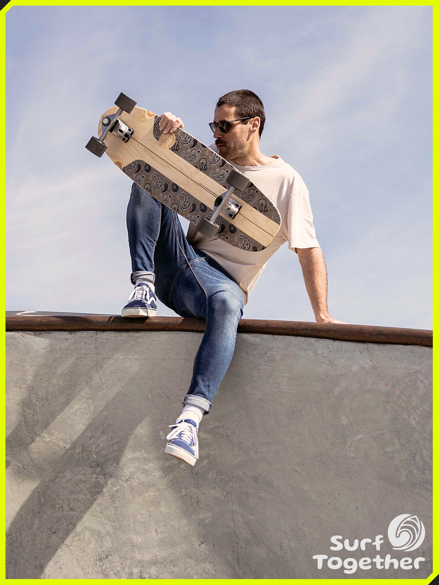 Estilo de Vida | Slide Evo-Lution Bandana 34” SurfSkate | Chico sentando en el Bowl