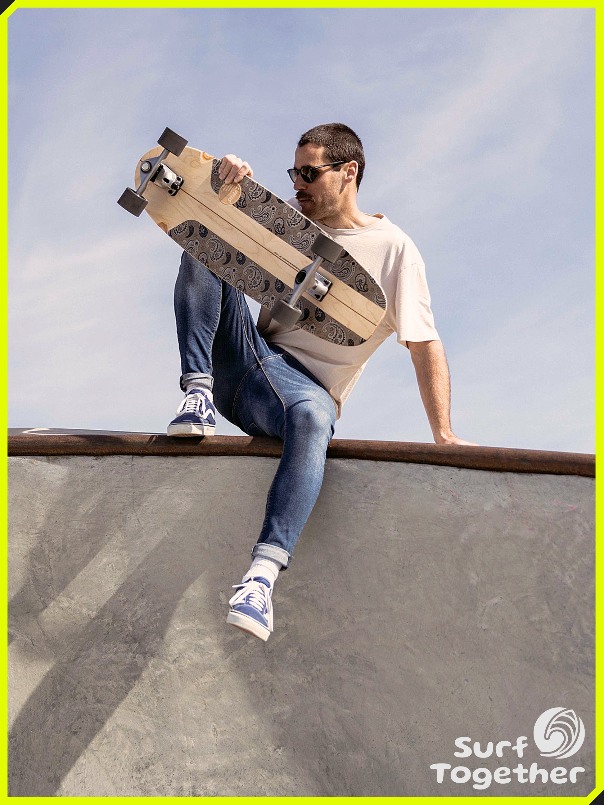 Estilo de Vida | Slide Evo-Lution Bandana 34” SurfSkate | Chico sentando en el Bowl