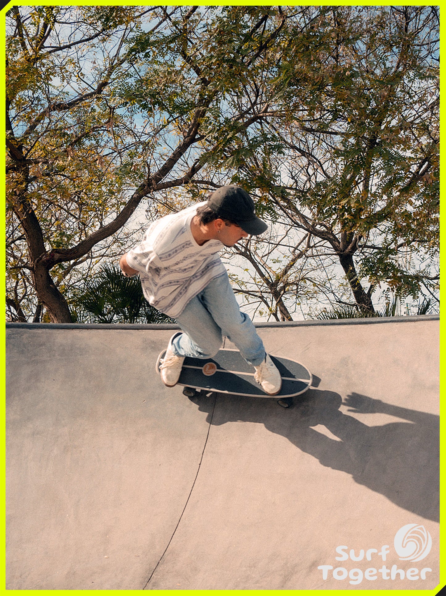 Estilo de Vida | Slide Evo-Lution Idyllic 34” SurfSkate | Chico sobre el SurfSkate en el Bowl