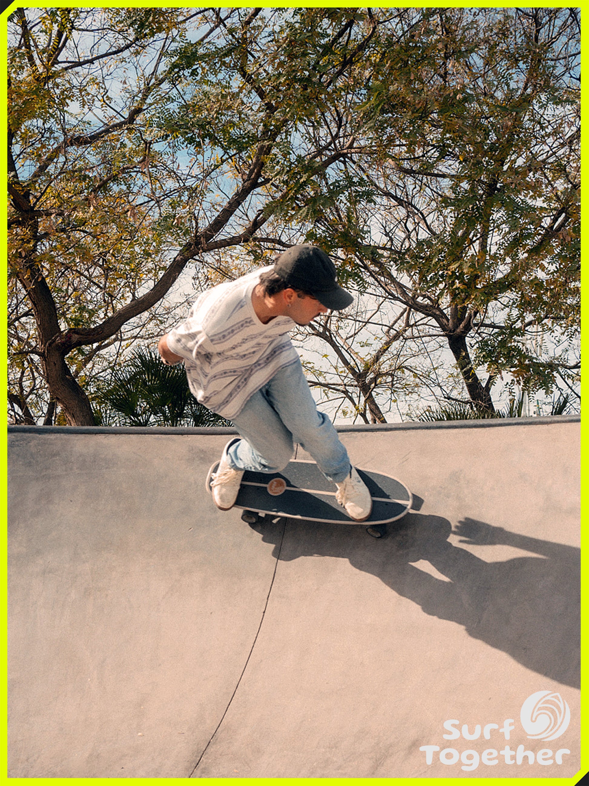 Estilo de Vida | Slide Evo-Lution Idyllic 34” SurfSkate | Chico sobre el SurfSkate en el Bowl