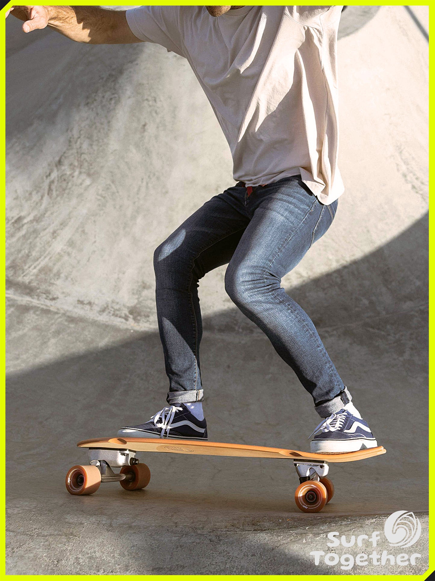 Estilo de Vida | Slide | Fish 3/4 Patch 32” SurfSkate | Chico en el Bowl sobre el SurfSkate