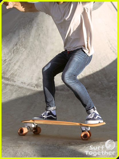 Estilo de Vida | Slide | Fish 3/4 Patch 32” SurfSkate | Chico en el Bowl sobre el SurfSkate