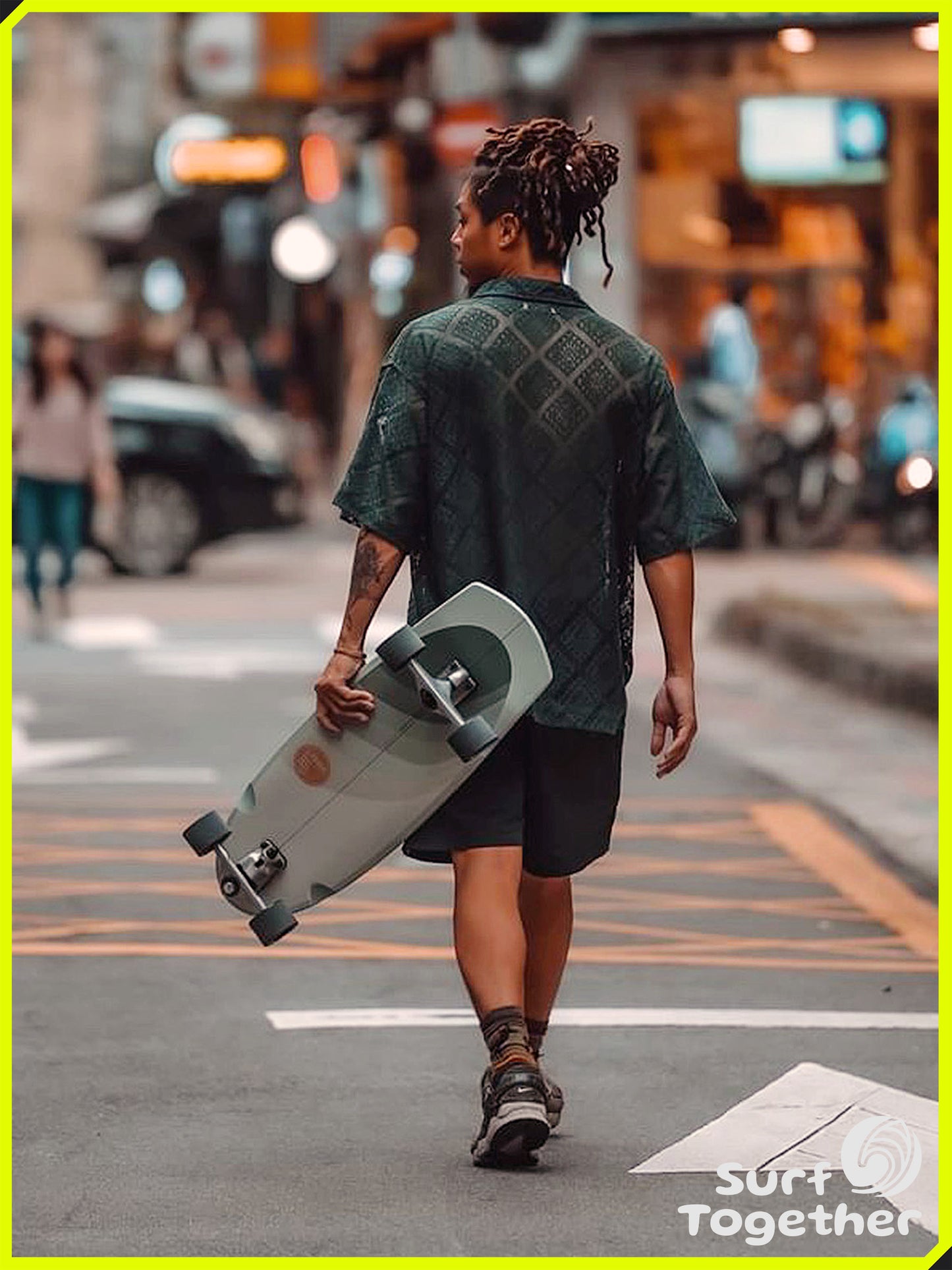 Estilo de Vida | Slide Surfdeck Okanda 32” SurfSkate | Chico caminando por la calle con su SurfSkate