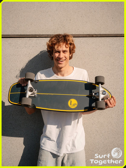 Estilo de Vida | Slide CMC Cold Gold 31” SurfSkate | Carlos Martin- @charliesurfskate -sosteniendo el SurfSkate