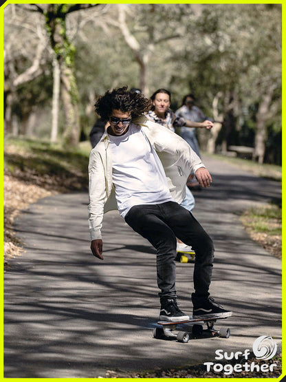 Estilo de Vida | Slide | Diamond Bombora 32” SurfSkate | Grupo de personas sobre los SurfSkates