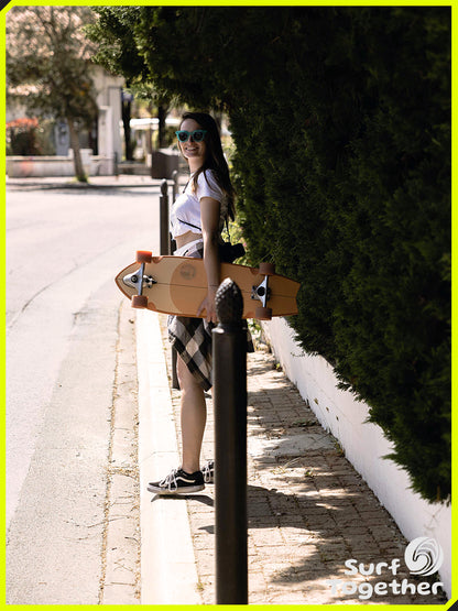 Estilo de Vida | Slide | Fish 3/4 Patch 32” SurfSkate | Chica en la calle sosteniendo el SurfSkate
