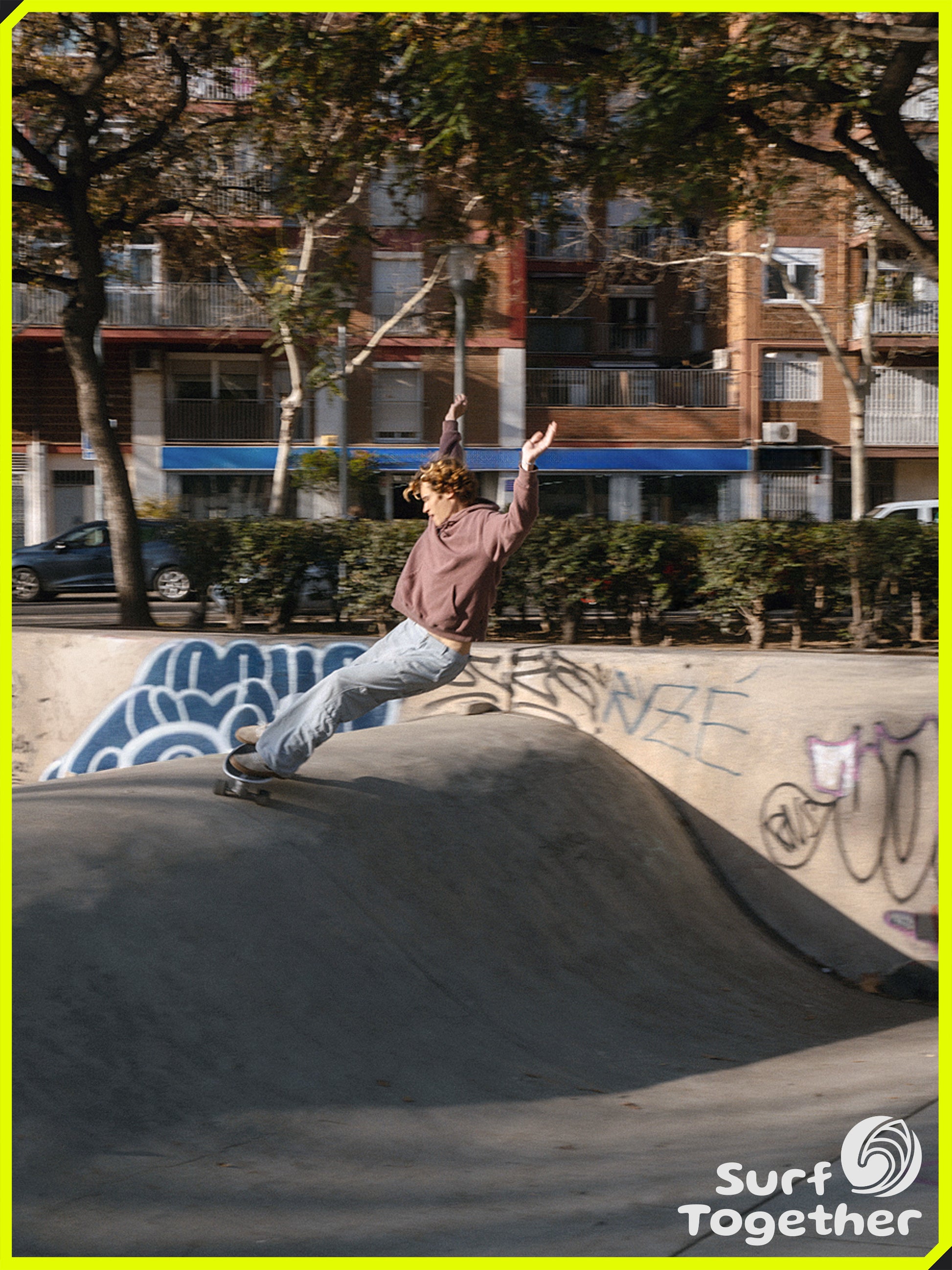 Estilo de Vida | Slide Surfdeck Chicala 32” SurfSkate | Chico sobre SurSkate en el Skatepark