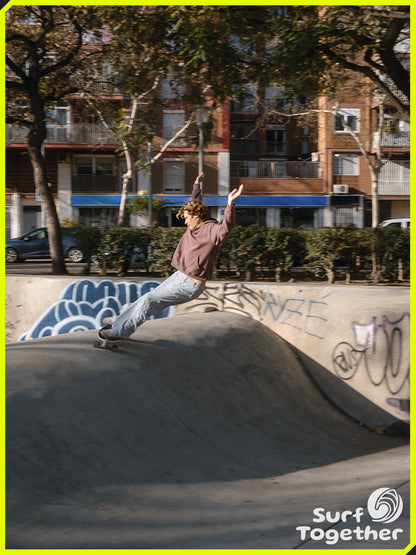 Estilo de Vida | Slide Surfdeck Chicala 32” SurfSkate | Chico sobre SurSkate en el Skatepark