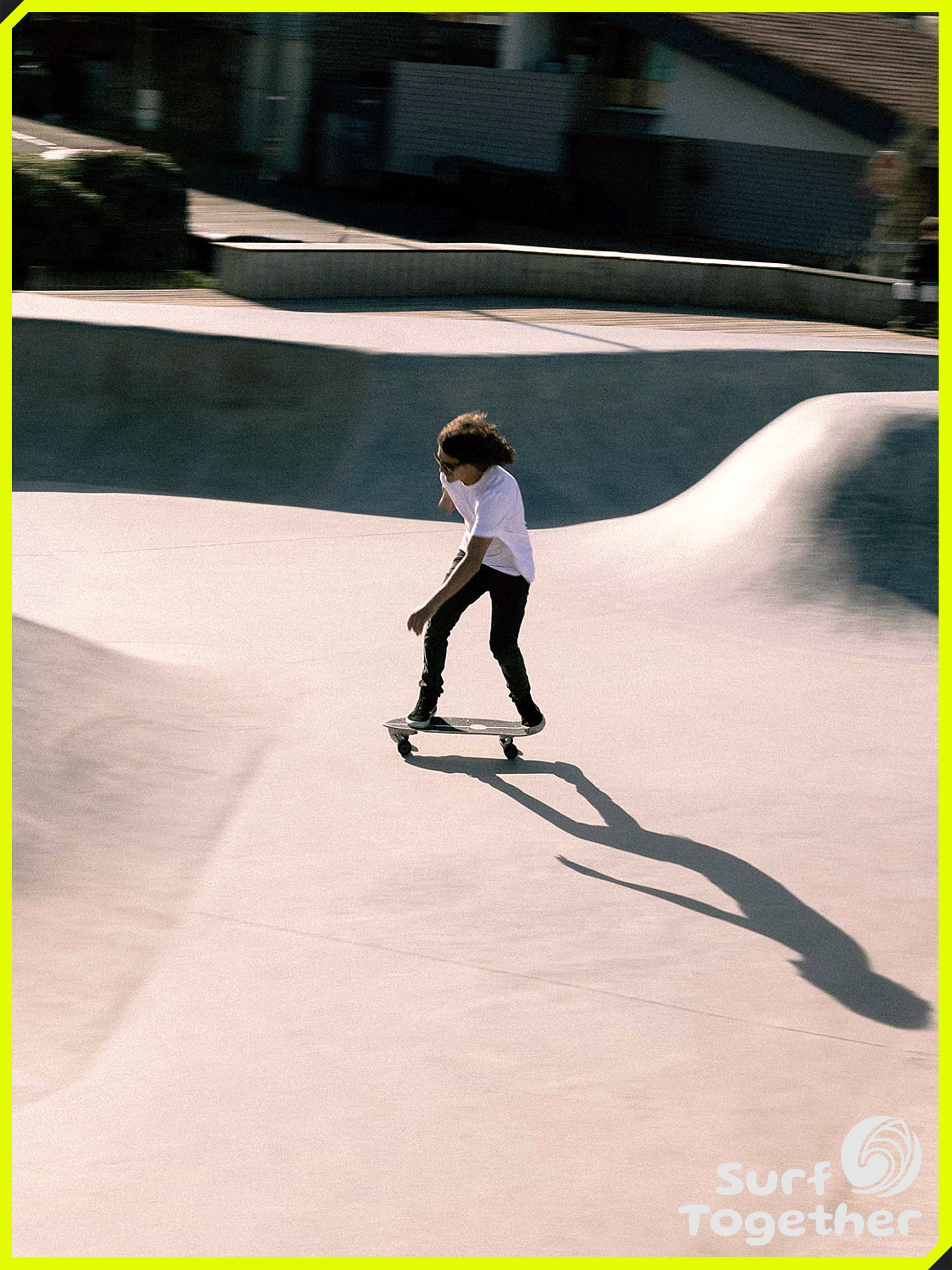 Estilo de Vida | Slide Joyful Thumbtail 30” SurfSkate | Chico en el SkatePark