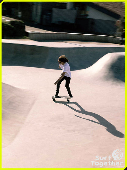 Estilo de Vida | Slide Joyful Thumbtail 30” SurfSkate | Chico en el SkatePark