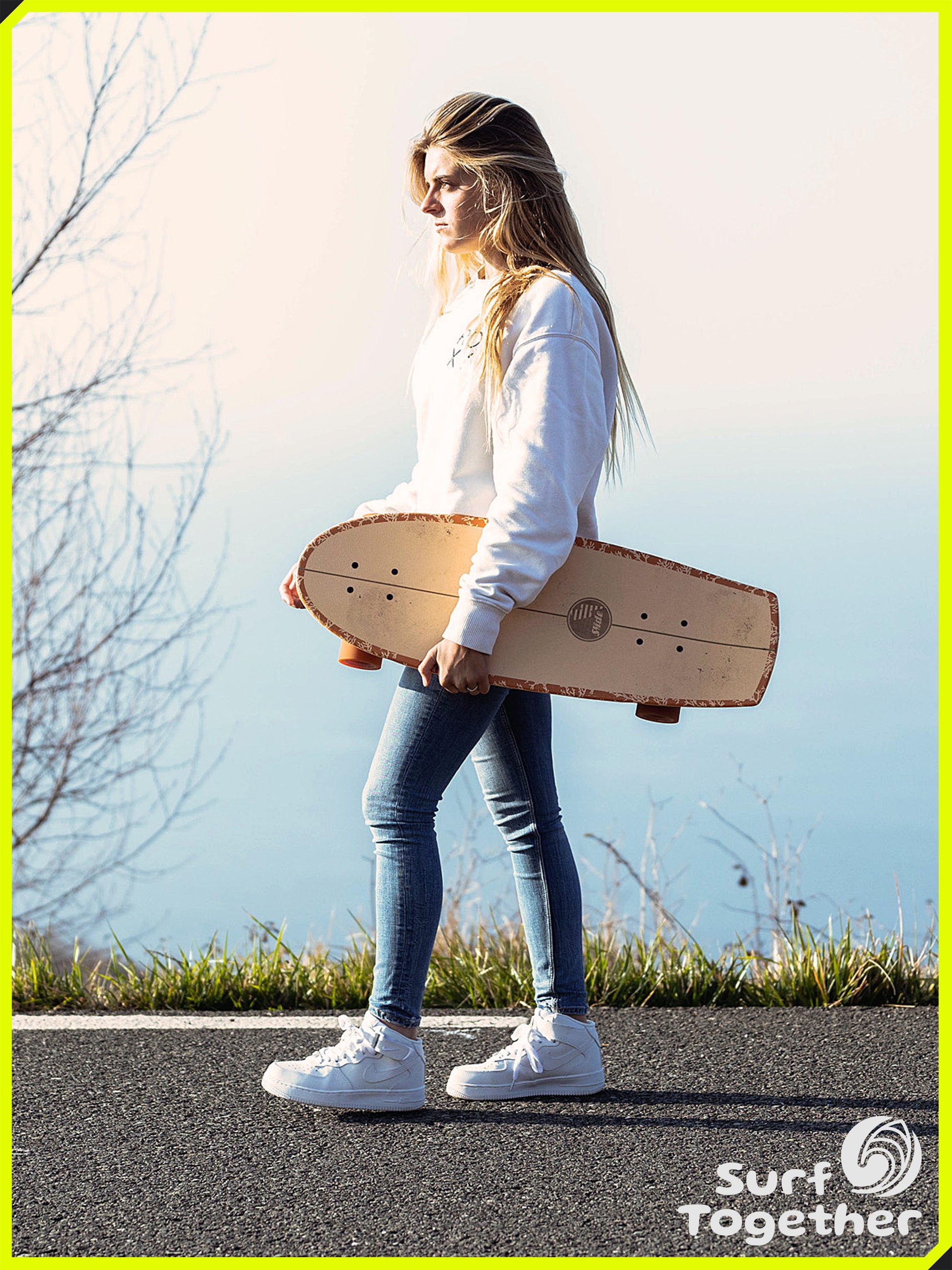 Estilo de Vida | Slide Quad Auka 30” SurfSkate | Janire González Etxabarri con el SurfSkate en sus manos