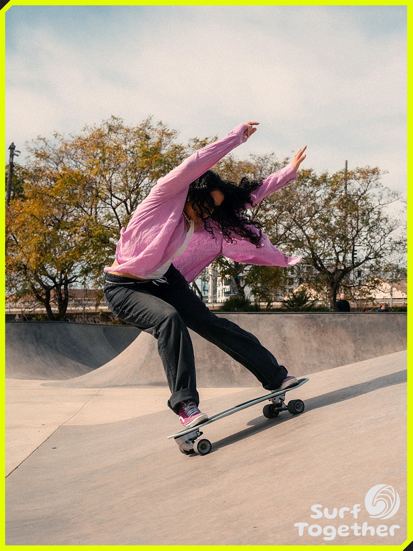 Estilo de Vida | Slide Surfdeck Okanda 32” SurfSkate | Chica derrapando en el Skatepark