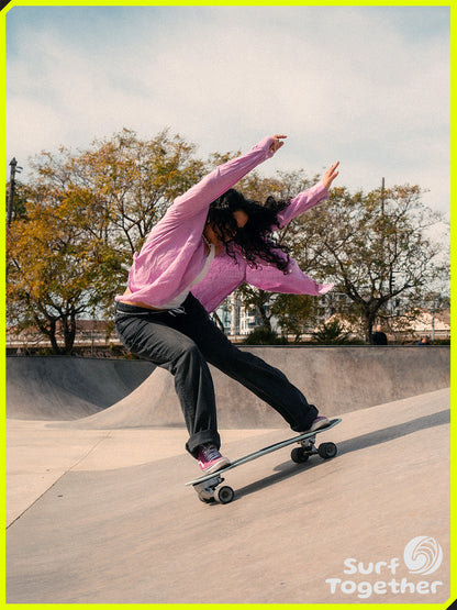Estilo de Vida | Slide Surfdeck Okanda 32” SurfSkate | Chica derrapando en el Skatepark